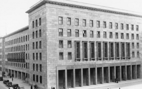 Budova říšského ministerstva letectví v Berlíně, jeden z cílů bombových útoků připravených skupinou Tři králové v září 1939. Foto: Bundesarchiv / Wikimedia Commons.